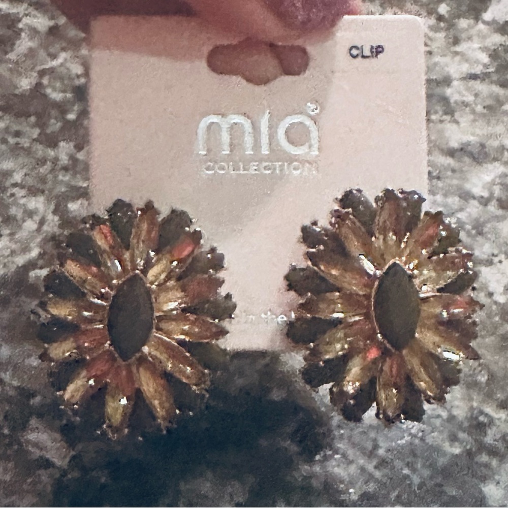 NWT MIA COLLECTION Gold and Dark Green Flower Clip Earrings